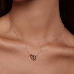 Ezüst nyaklánc egymásba fonódó gyűrűkkel