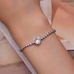 Ezüst karkötő szívmotívummal