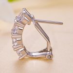 Silberne Ohrringe mit Moissanit-Kristall