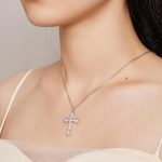 Silberne Halskette mit Kreuzanhänger