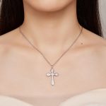 Silberne Halskette mit Kreuzanhänger