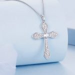 Silberne Halskette mit Kreuzanhänger