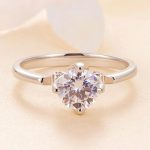 Silberner Verlobungsring mit Moissanit-Kristall, Größe 8