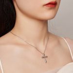 Silberne Halskette mit Kreuzanhänger, poliert