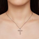 Silberne Halskette mit Kreuzanhänger, poliert
