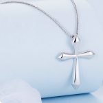 Silberne Halskette mit Kreuzanhänger, poliert