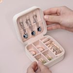 Schmuckkästchen für Charms, Ringe, Armbänder, Ketten, tragbar, gebrochenes Weiß