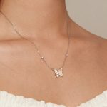 Silberne Halskette mit Schmetterlingsanhänger