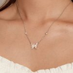 Silberne Halskette mit Schmetterlingsanhänger