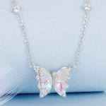Silberne Halskette mit Schmetterlingsanhänger