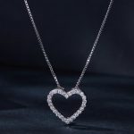 Silberne Halskette mit Moissanit-Kristall