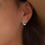 Silberne Ohrringe, Buchstabe