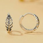 Silberne Ohrringe, Buchstabe