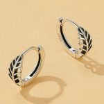 Silberne Ohrringe, Buchstabe