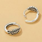 Silberne Ohrringe, Buchstabe