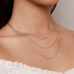 Silberne Halskette, dreifach