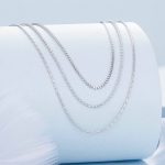 Silberne Halskette, dreifach