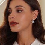 Silberne Ohrringe, abstrakte Drehung