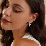 Silberne Ohrringe, abstrakte Drehung