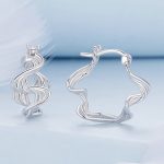 Silberne Ohrringe, abstrakte Drehung