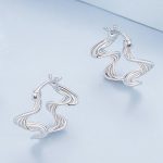 Silberne Ohrringe, abstrakte Drehung