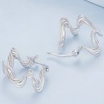 Silberne Ohrringe, abstrakte Drehung