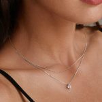 Silberne Halskette, dreifach, mit Anhänger