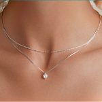 Silberne Halskette, dreifach, mit Anhänger