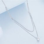 Silberne Halskette, dreifach, mit Anhänger