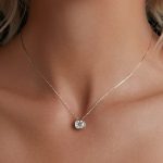 Silberne Halskette mit Moissanit-Anhänger