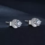 Silberne Ohrringe mit einem Moissanit-Stein