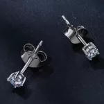 Silberne Ohrringe mit einem Moissanit-Stein