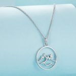 Silberne Halskette mit Berganhänger