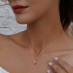 Silberne Halskette mit Berganhänger