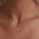 Silberne Halskette mit Berganhänger