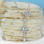 Silberne Halskette mit Schneeflockenanhänger