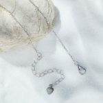 Silberne Halskette mit Schneeflockenanhänger