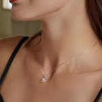 Silberne Halskette mit Faultier-Anhänger