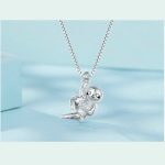 Silberne Halskette mit Faultier-Anhänger