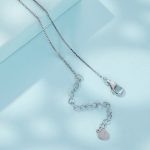 Silberne Halskette mit Faultier-Anhänger