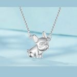 Silberne Halskette mit Bulldoggen-Anhänger