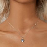 Silberne Halskette mit blauem Anhänger