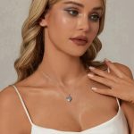 Silberne Halskette mit blauem Anhänger