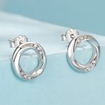 Silberne Ohrringe, abstrakt