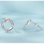 Silberne Ohrringe, abstrakt