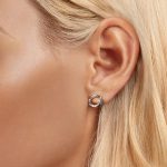 Silberne Ohrringe, abstrakt