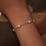 Silberarmband mit Blumen