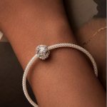 Silberanhänger mit Perlenblumen