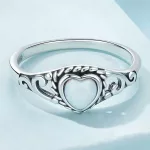 Ezüst gyűrű opálszívvel, 8-as méret