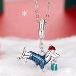 Ezüst charm, karácsonyi tacskó